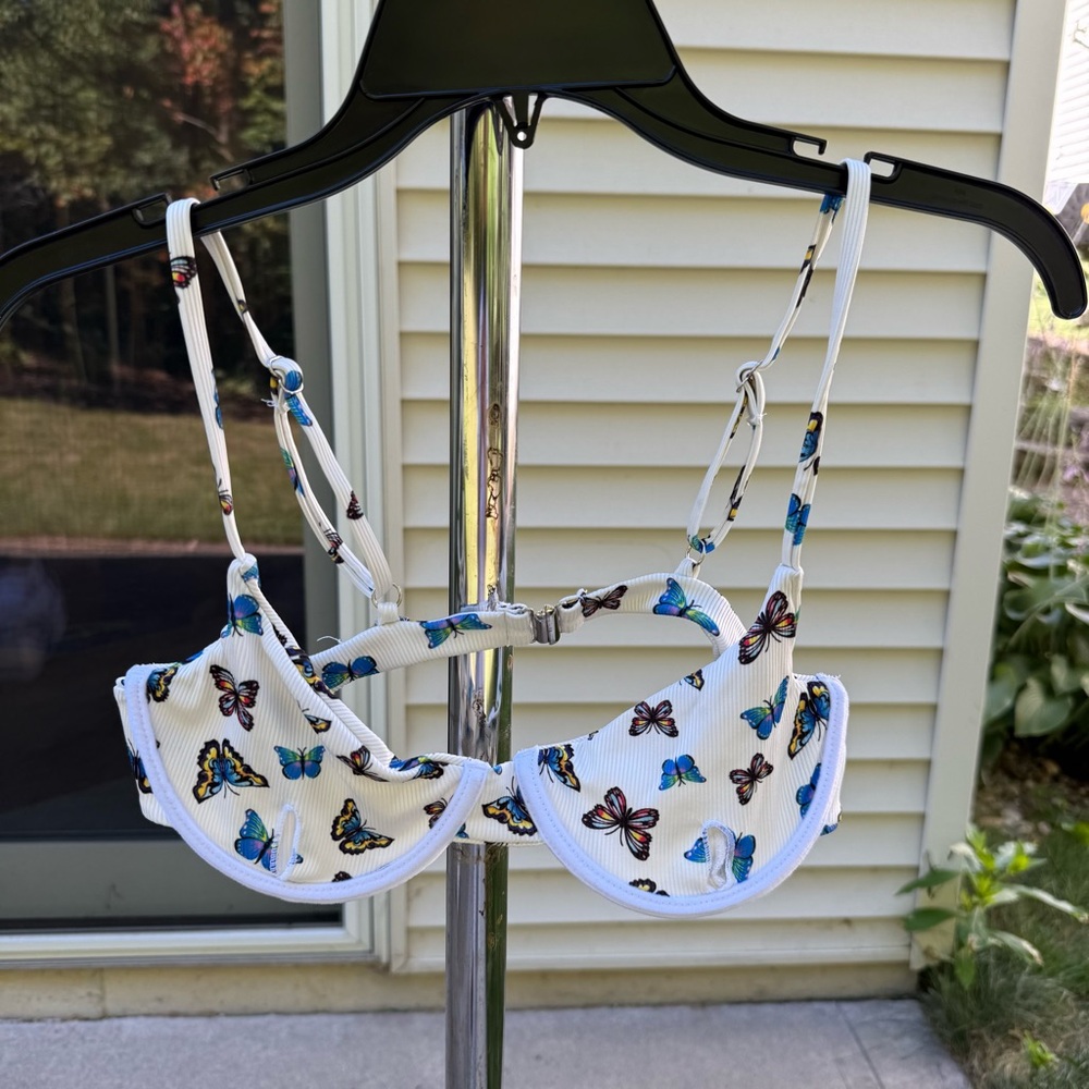 Ribbed bikini top featuring a vibrant butterfly print
Pre-Owned
Size Small